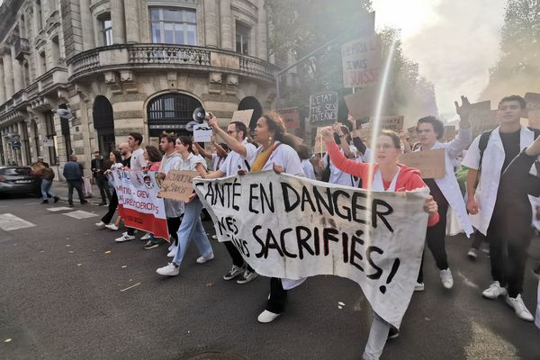 Le cortège des internes en médecine arrive place de la République à Lille.