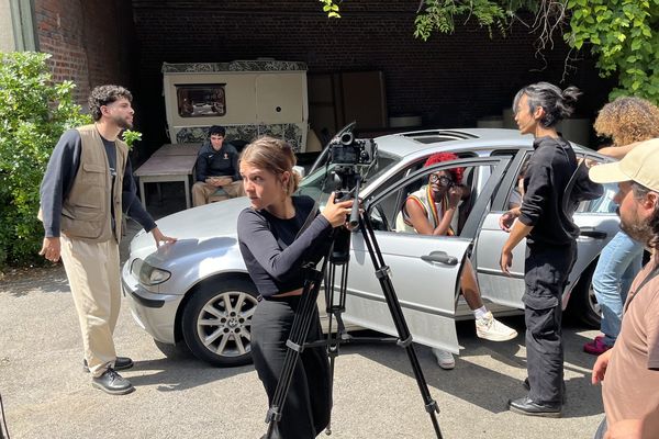 La réalisatrice Clara Yvard, à Roubaix, pendant le tournage de la web-série "From Roubaix to Détroit"