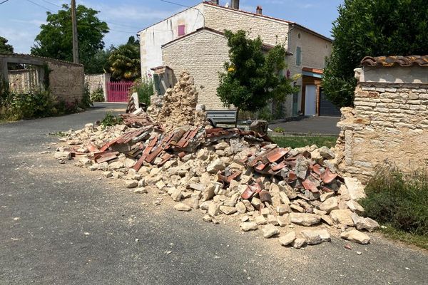 Le mur de clôture de cette habitation s'est effondré après le séisme du 16 juin à La Laigne (17).