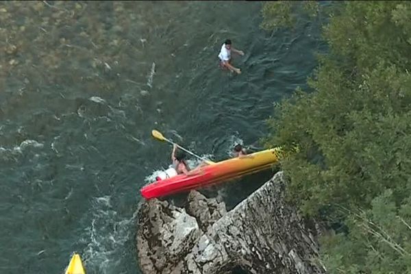 Les pompiers guident les touristes et interviennent au secours des embarcations sur les passages dangereux.