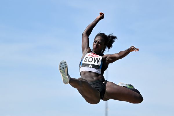 Rougui Sow, championne de France de saut en longueur, vise une qualification pour les JO de Paris 2024.