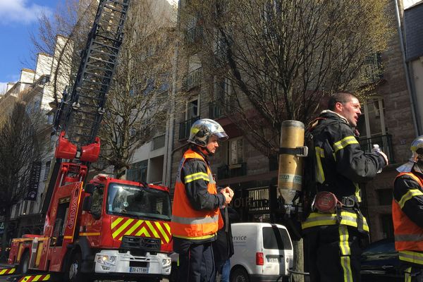 Les pompiers ont déployé la grande échelle avenue Janvier à Rennes