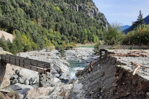 La passerelle des Mesces prise en photo par des habitants juste après la tempête Alex. Depuis, une échelle a été fixée pour pouvoir descendre dans le vide. Elle va être restaurée par le Département d'ici mi-juin.