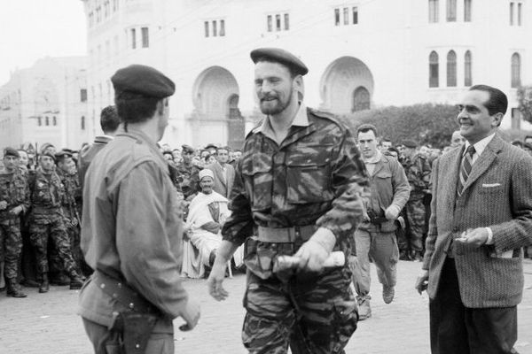 Pierre Lagaillarde (au centre) à Alger en janvier 1960