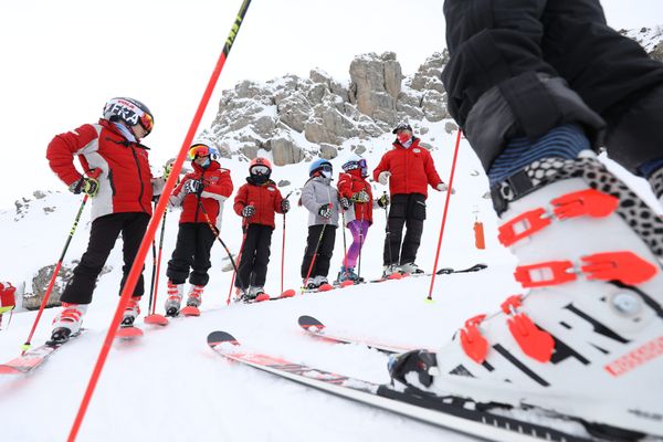 La station d'Auron est désormais ouverte au public. Jusqu'au 13 décembre, pour sa première semaine, elle propose un forfait quotidien à 15 euros.