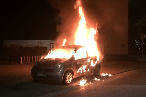 Une voiture incendiée dans une rue des Hauts de Rouen à 00h30 le dimanche 19 février 2017