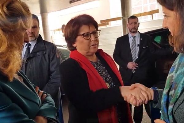 Martine Aubry salue Agnès Buzyn ce vendredi devant le CHRU de Lille