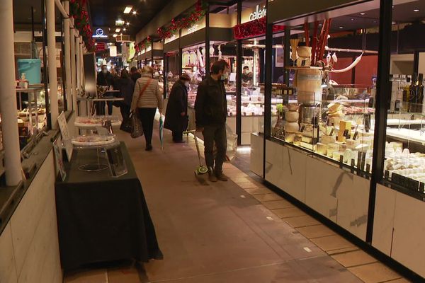 A Lyon, les clients ne se bousculent pas aux Halles Paul Bocuse malgré l'approche des fêtes. Ces Halles sont dédiées aux mères lyonnaises, et portent le nom du plus célèbre chef cuisinier étoilé.