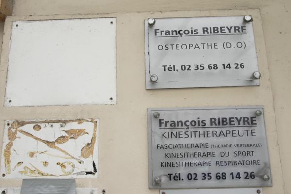 La plaque du médecin généraliste qui exerçait auparavant dans ce cabinet a été retirée il y a quelques semaines.