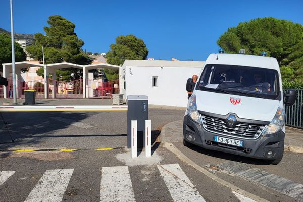 Des CRS postés devant le lycée Giocante de Casabianca après l'attaque mortelle au couteau dans un établissement d'Arras, ce vendredi 13 octobre.