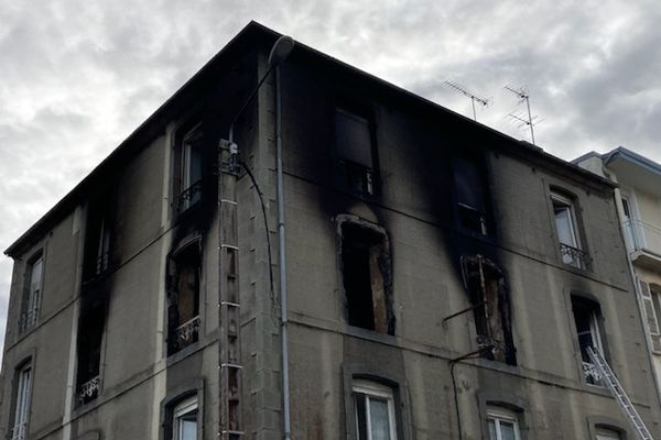 À Brest, un incendie s'est déclaré dans un immeuble d'habitation, ce dimanche 22 janvier 2023.