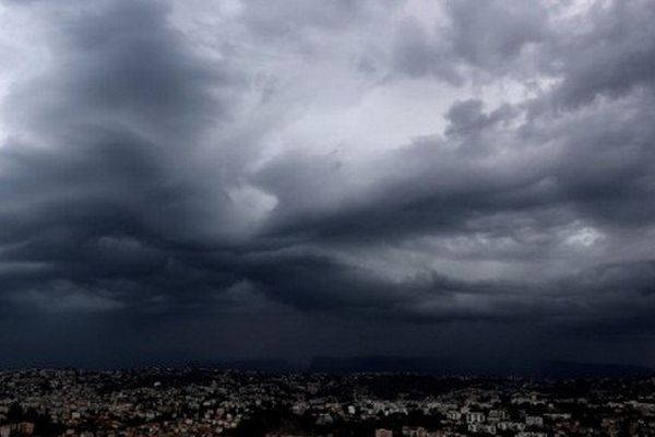 Ciel de pluie sur Nice -Archives