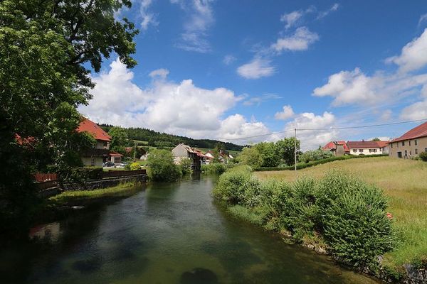 La rivière du Doubs, qui donne son nom au département, prend sa source à Mouthe.