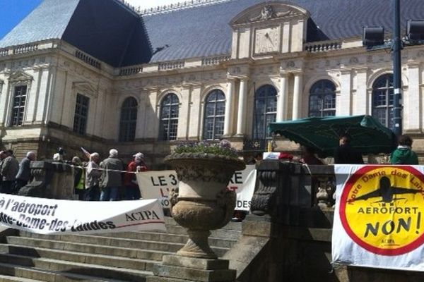 Une centaine d'opposant à l'aéroport Notre-Dame-Des-Landes sont venir soutenir Sylvain Fresneau