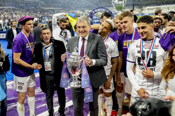 Le président du TFC Damien Comolli avec la coupe de France remportée en 2023 se retrouve devant la justice pour escroquerie