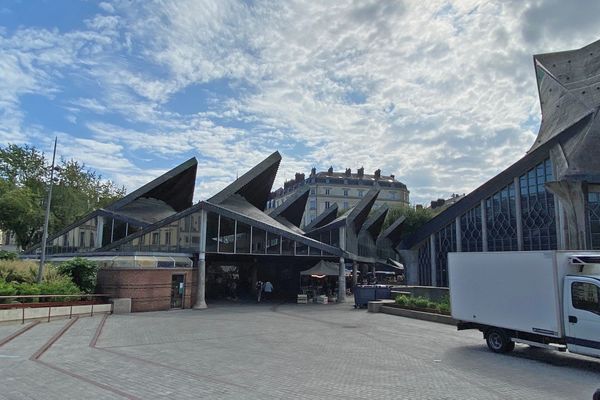 Rouen- L'entrée des halles de la place du Vieux-Marché
