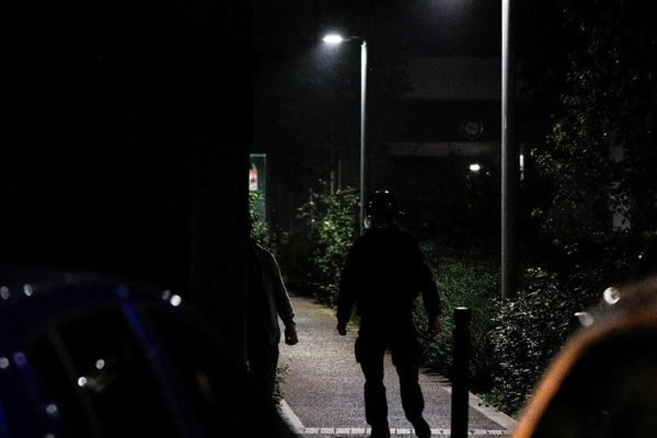 Des policiers à Villeneuve-la-Garenne dans la nuit de dimanche à lundi, le lendemain de l’accident.