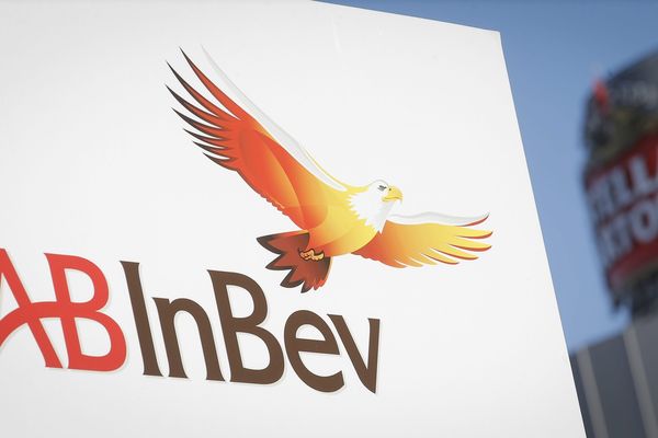 Le logo d'AB InBev, le plus grand groupe de bière au monde, propriétaire de la marque Stella Artois