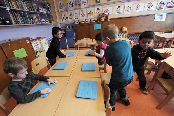 Utilisation de tablettes numériques dès le plus jeune âge à l'école.