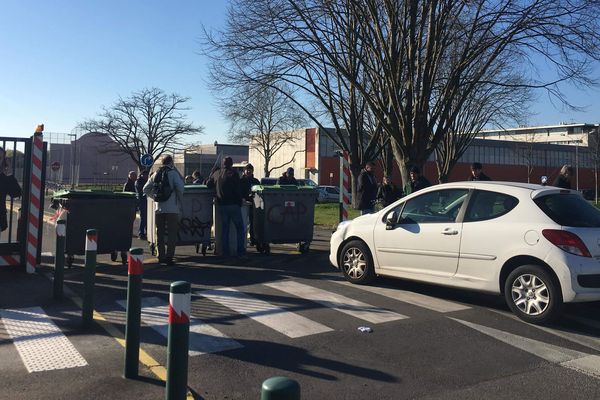 Les entrées de l'université étaient bloquées ce matin 