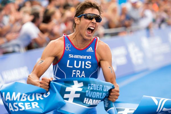 Le Français Vincent Luis, sur la ligne d'arrivée de la compétition de triathlon ITU à Hambourg, en Allemagne, en juillet 2015.