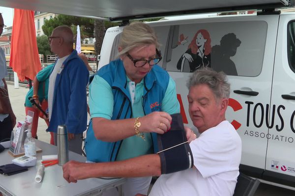 Le bus itinérant d'AVC Tous concernés part à la rencontre des habitants et des touristes sur le littoral de Nouvelle-Aquitaine.