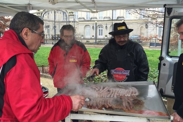 Le rassemblement de soutiens aux ex-salariés Goodyear a eu lieu devant la préfecture de Troyes