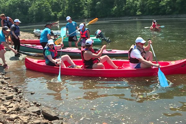 Parmi les activités proposées : une descente de la Dordogne en canoë-kayak.