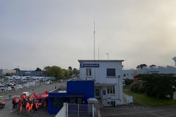 Des salariés rassemblés sur le site de Michelin à Vannes.