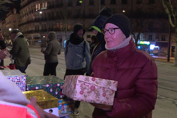 24 décembre 2024 : distribution de cadeaux de Noël par la Croix-Rouge à Dijon