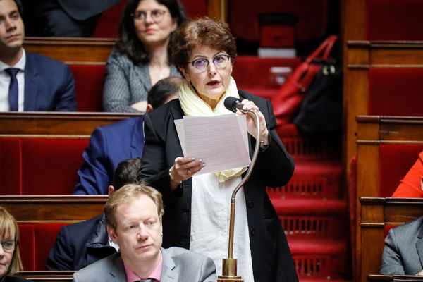 La députée socialiste de l'Ardèche, Michèle Victory, a été diagnostiquée positive au coronavirus, ce qui porte à cinq le nombre de députés contaminés. Hospitalisée en Ardèche, la députée âgée de 61 ans a expliqué que "ça va comme avec une grippe".