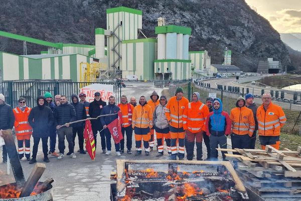 Un piquet de grève est installé depuis le 5 février aux portes de l'usine Omya de Saint-Béat, en Haute-Garonne. Le mouvement de protestation est national et porte sur les salaires.