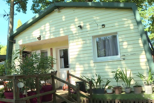 Les chalets du domaine de Chamerolles se délabrent petit à petit.