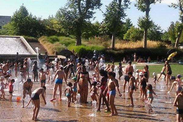 Enfants et adultes en quête de fraîcheur au parc Monod, dans la ville du Mans.