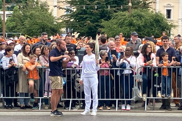 La flamme olympique, de passage à Neuville-sur-Saône (Rhône) ce vendredi 21 juin 2024.