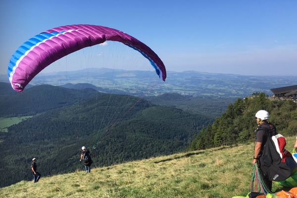 Apprécié pour ses pentes et ses vents, le puy de Dôme attire parapentistes confirmés et débutants, mais aussi de nombreux touristes avides de nouvelles sensations.