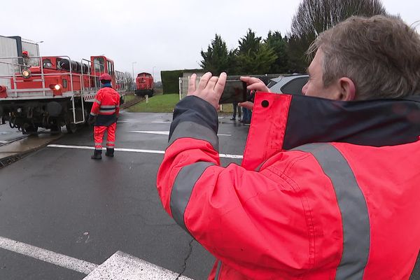 Les salariés d'ArcelorMitta en colère après la saisie des locomotives du site de Reims, ce jeudi 2 janvier.