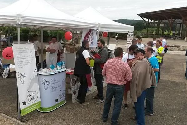 Les vacanciers, qui font une halte sur l'aire des Monts de Guéret, vont également faire connaissance avec les produits des agriculteurs creusois