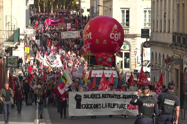 Près d'un millier de personnes ont défilé à Pau ce 1er octobre.