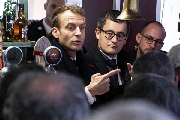 Gérald Darmanin (à droite), accompagnant Emmanuel Macron dans un bar à Lens le 9 novembre 2018.