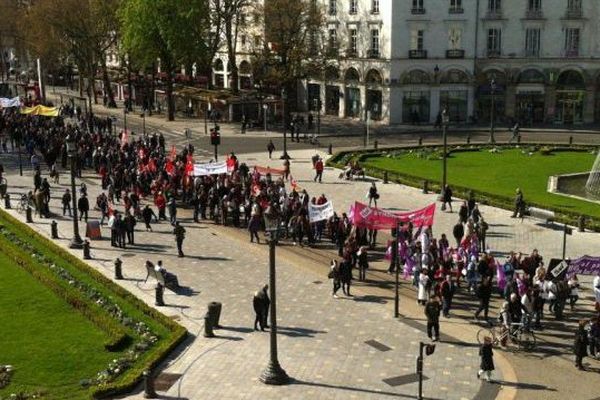 Entre 1500 et 2000 manifestants ce matin dans les rues de Tours pour cette journée de grève interprofessionnelle. 