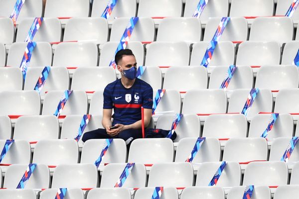 L'interdiction de consommer debout et le retour des jauges contraignent fortement les buvettes de stade.