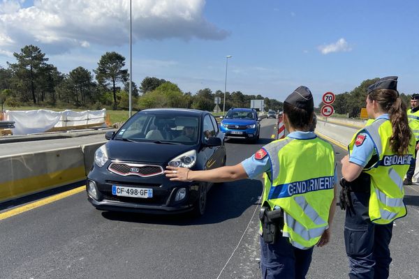 La gendarmerie d'Arcachon contrôle l'entrée du Bassin en ce samedi 11 avril 2020, premier jour du week-end de Pâques en confinement. 