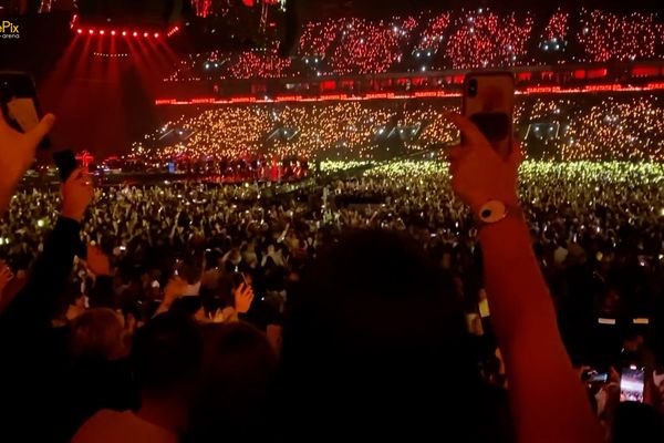 L'application "WePix arena" permet d'illuminer les salles de concerts grâce aux téléphones portables, comme ici la Défense arena de Nanterre, en banlieue parisienne.