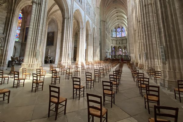 La cathédrale d'Auxerre est prête à accueillir ses fidèles. Les chaises ont été espacées d'un mètre de distance. 