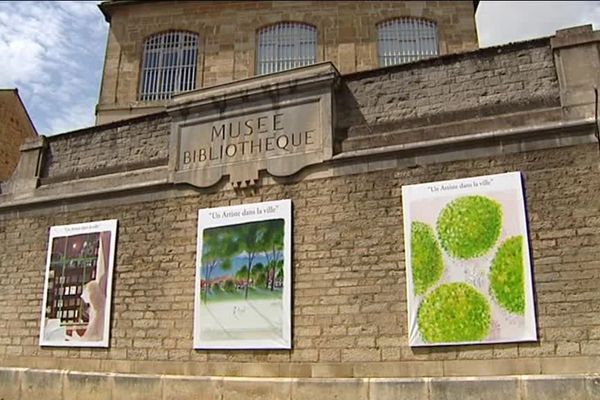 Une  trentaine de dessins de Sempé sont accrochés sur les murs du centre-ville de Semur-en-Auxois, en Côte-d'Or, pour quelques mois.