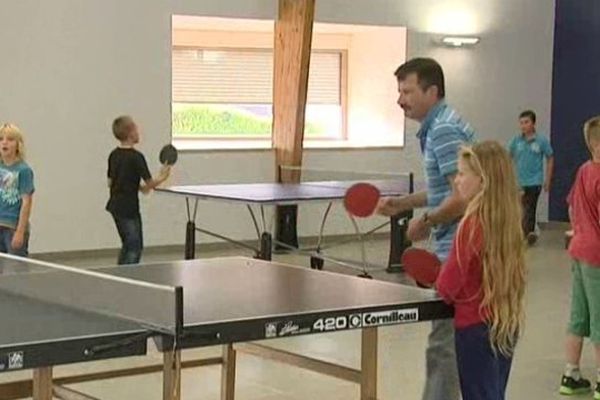 A Caffiers, sur la Côte d'opale, le maire donne lui-même des cours de tennis de table aux enfants.