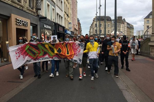 Une centaine de personnes étaient rassemblées lors d'une marche blanche en hommage à David Valmont le 24 juillet 2020.