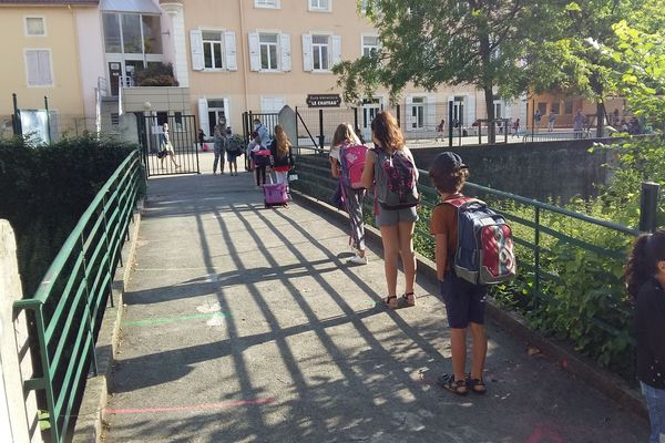 Rentrée... mais à distance pour ces élèves de l'école du château de Cessieu (Isère)