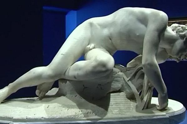 Le chef d'oeuvre de l'exposition Métamorphoses est la sculpture du plus célèbre des amants Narcisse